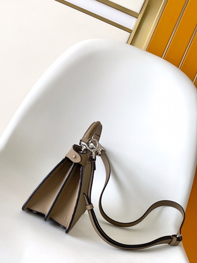 フェンディバッグ側面デザイン